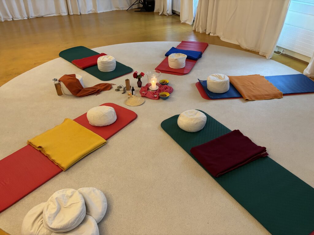 Matten und Sitzkissen im Kreis, vorbereitet für eine Gruppensession in Luzern